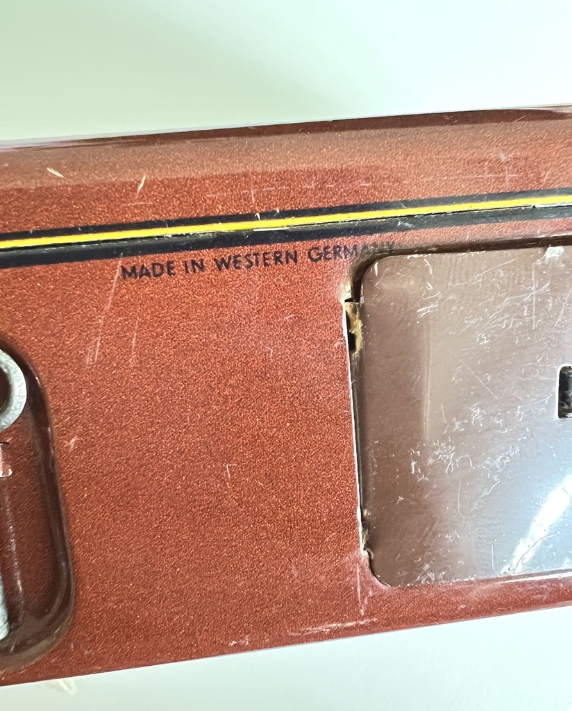 Tirelire en métal en forme de valise - Western Germany