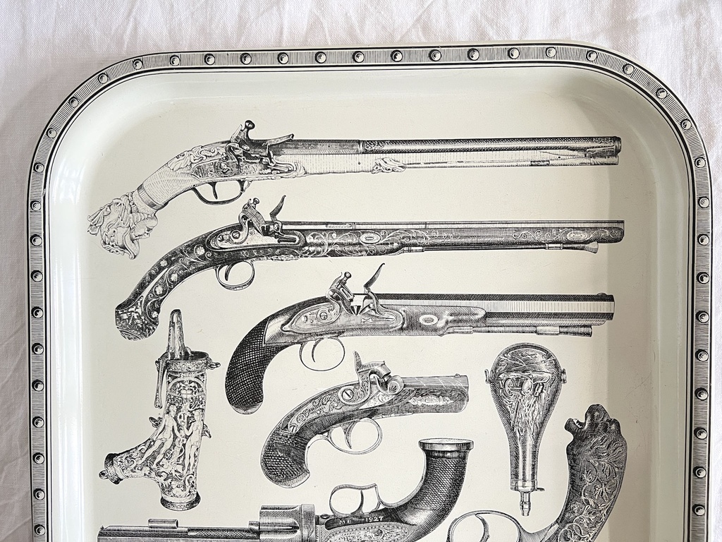 Plateau décoré d'armes à feu dans le goût de Piero Fornasetti
