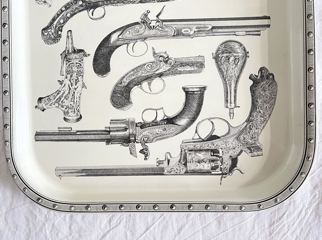 Plateau décoré d'armes à feu dans le goût de Piero Fornasetti