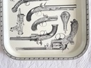 Plateau décoré d'armes à feu dans le goût de Piero Fornasetti
