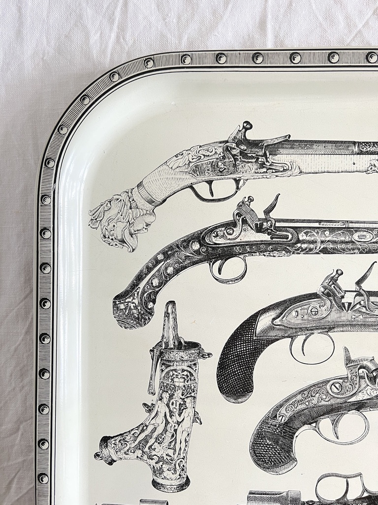 Plateau décoré d'armes à feu dans le goût de Piero Fornasetti
