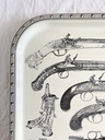 Plateau décoré d'armes à feu dans le goût de Piero Fornasetti
