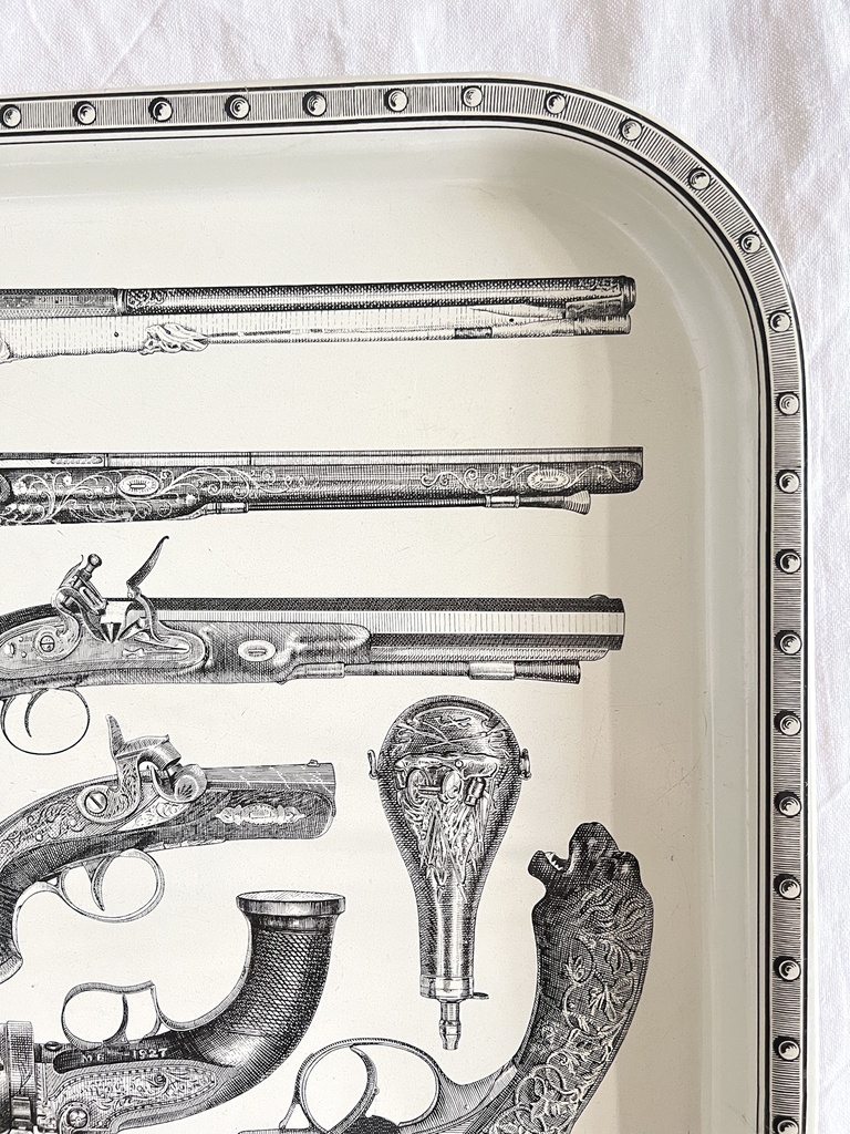 Plateau décoré d'armes à feu dans le goût de Piero Fornasetti
