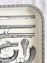 Plateau décoré d'armes à feu dans le goût de Piero Fornasetti