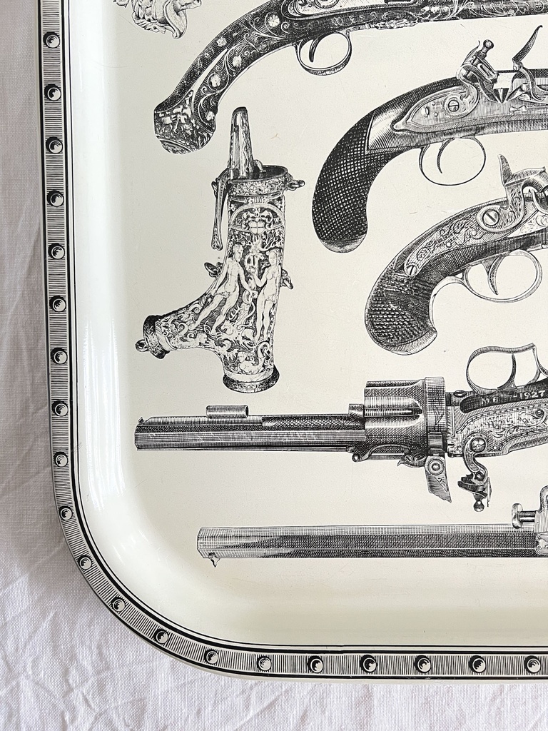 Plateau décoré d'armes à feu dans le goût de Piero Fornasetti