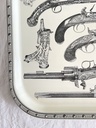 Plateau décoré d'armes à feu dans le goût de Piero Fornasetti