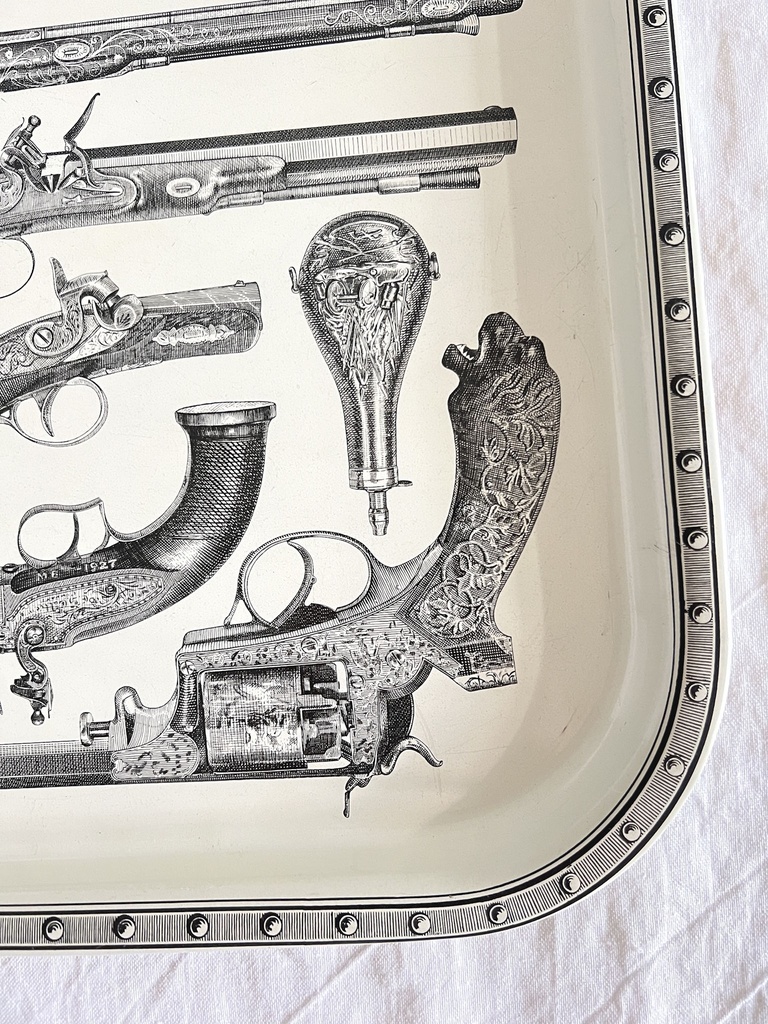 Plateau décoré d'armes à feu dans le goût de Piero Fornasetti