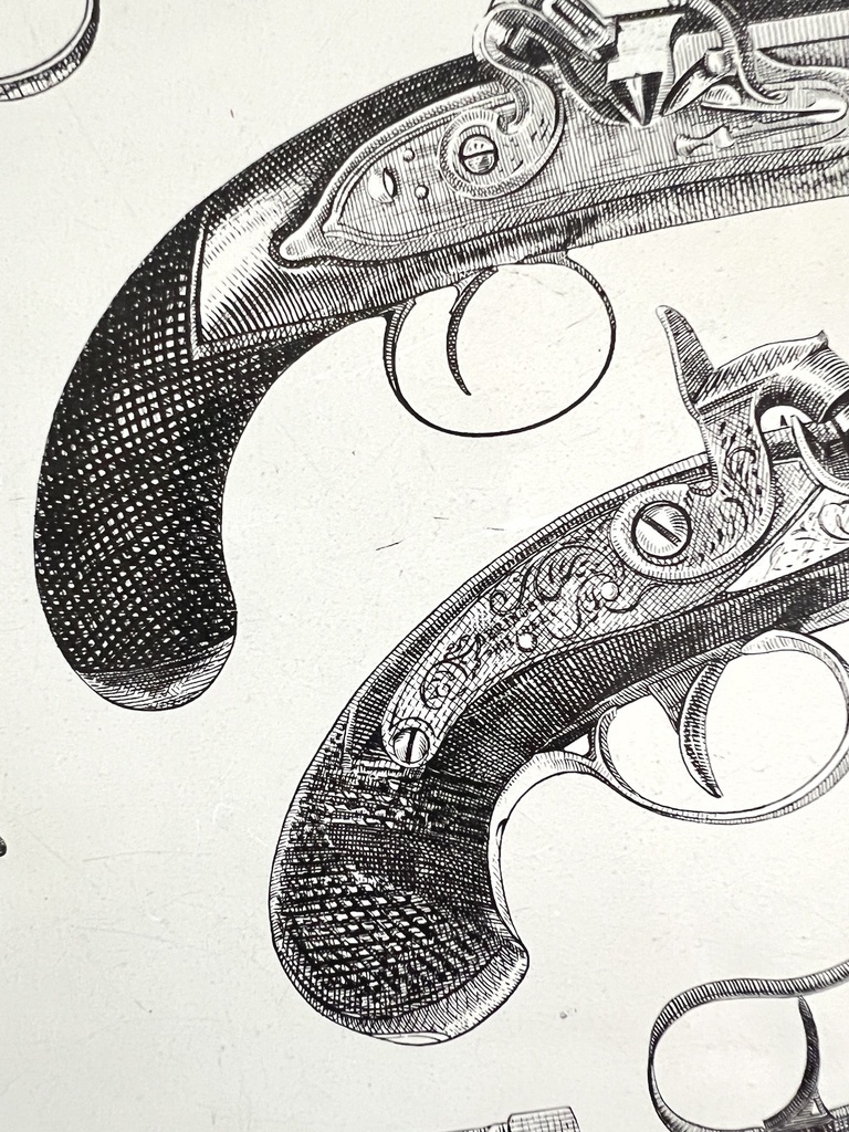 Plateau décoré d'armes à feu dans le goût de Piero Fornasetti