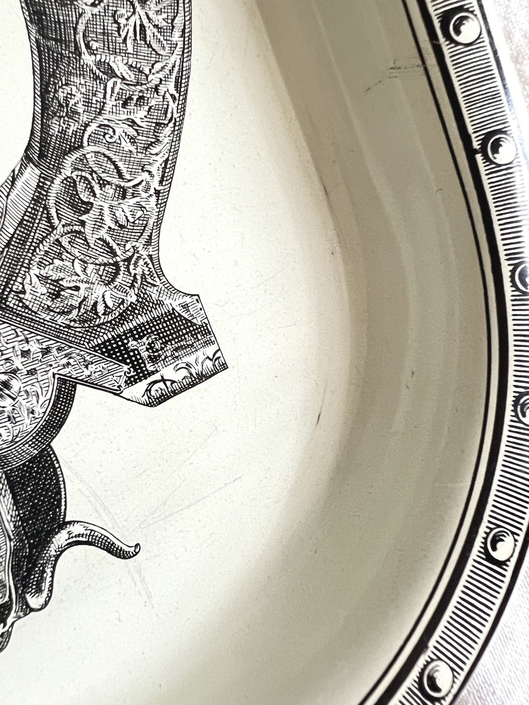 Plateau décoré d'armes à feu dans le goût de Piero Fornasetti
