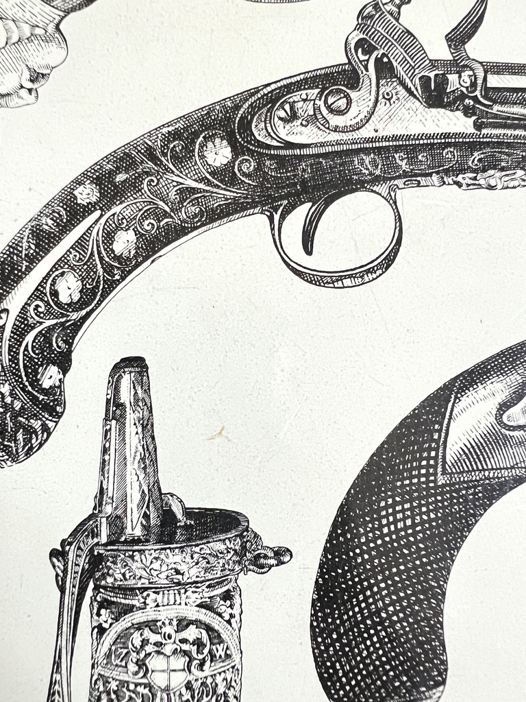 Plateau décoré d'armes à feu dans le goût de Piero Fornasetti