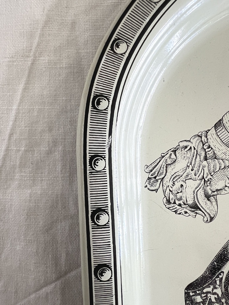 Plateau décoré d'armes à feu dans le goût de Piero Fornasetti