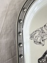 Plateau décoré d'armes à feu dans le goût de Piero Fornasetti