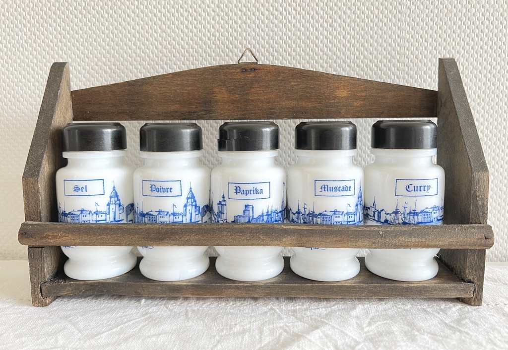Étagère à épices avec ses petits pots