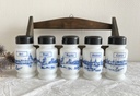 Étagère à épices avec ses petits pots