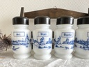 Étagère à épices avec ses petits pots