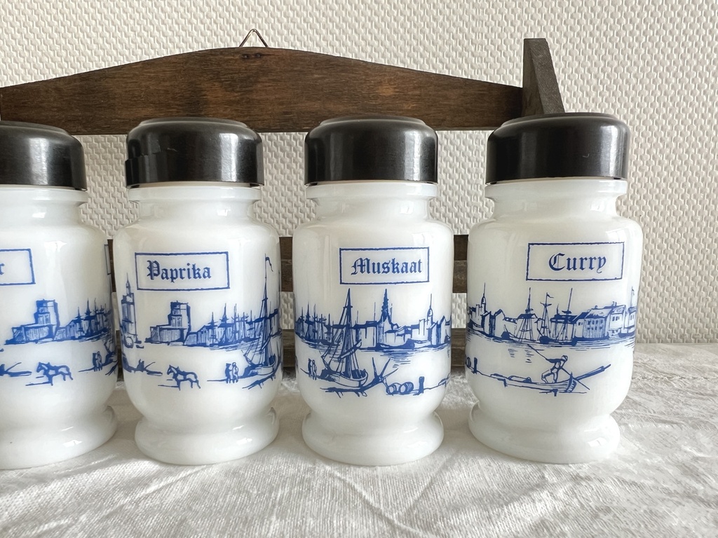 Étagère à épices avec ses petits pots