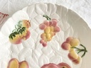 Grande assiette en barbotine décorée de fruits - Sarreguemines