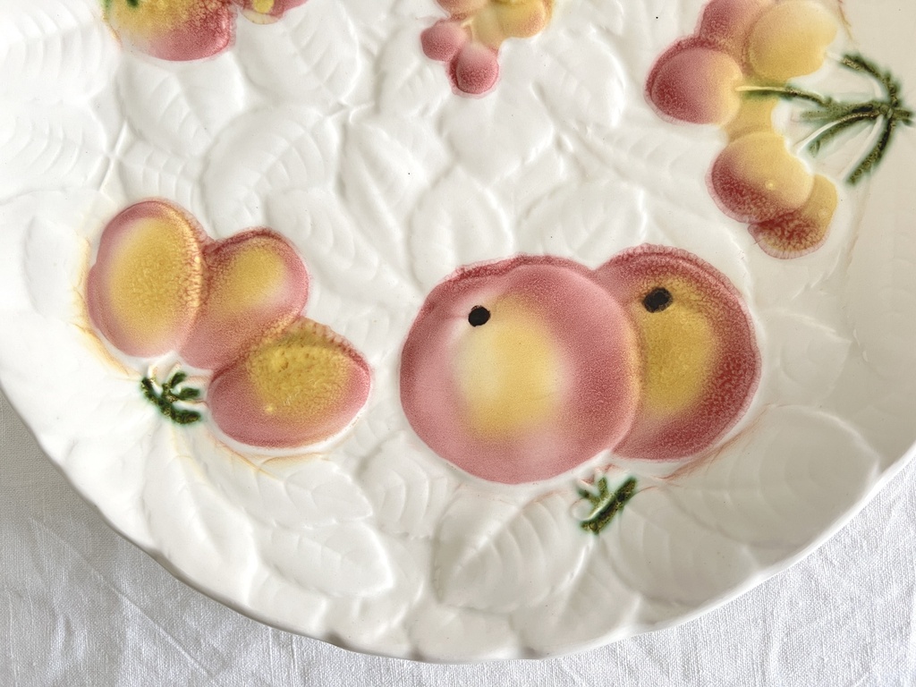 Grande assiette en barbotine décorée de fruits - Sarreguemines