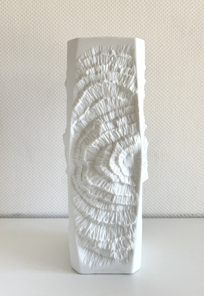 Vase blanc en biscuit au décor texturé AK Kaiser