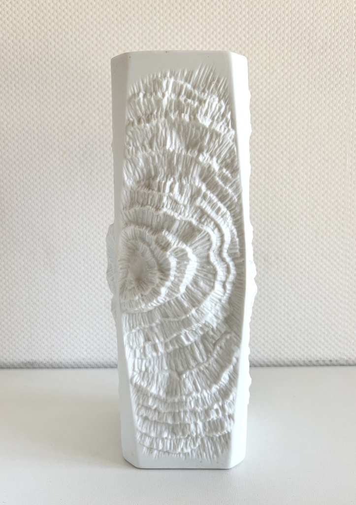 Vase blanc en biscuit au décor texturé AK Kaiser