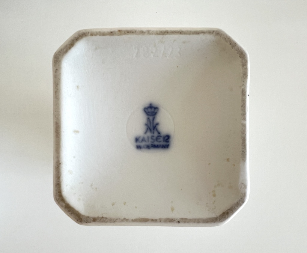 Vase blanc en biscuit au décor texturé AK Kaiser