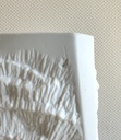 Vase blanc en biscuit au décor texturé AK Kaiser
