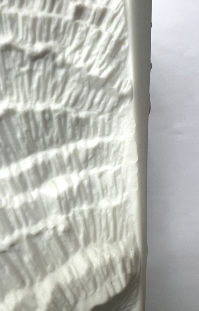 Vase blanc en biscuit au décor texturé AK Kaiser