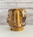Tasse brune à moustache représentant une tête d'homme