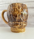 Tasse brune à moustache représentant une tête d'homme