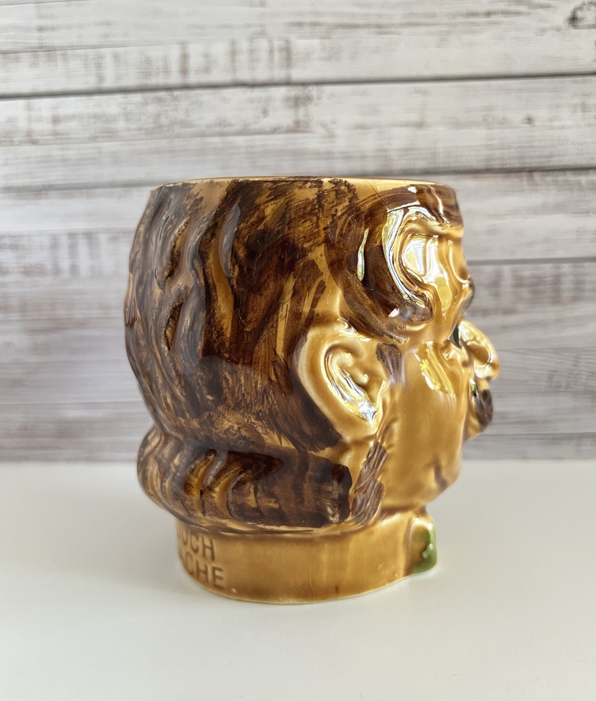 Tasse brune à moustache représentant une tête d'homme