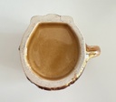 Tasse brune à moustache représentant une tête d'homme