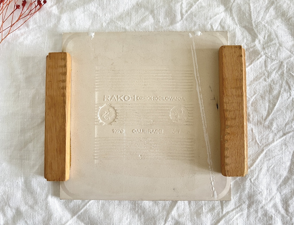 Sous-plat en céramique et poignées en bois Sarah Kay