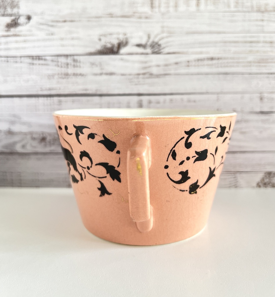 Tasse à chocolat et sous-tasse rose à décor de lion Sarreguemines