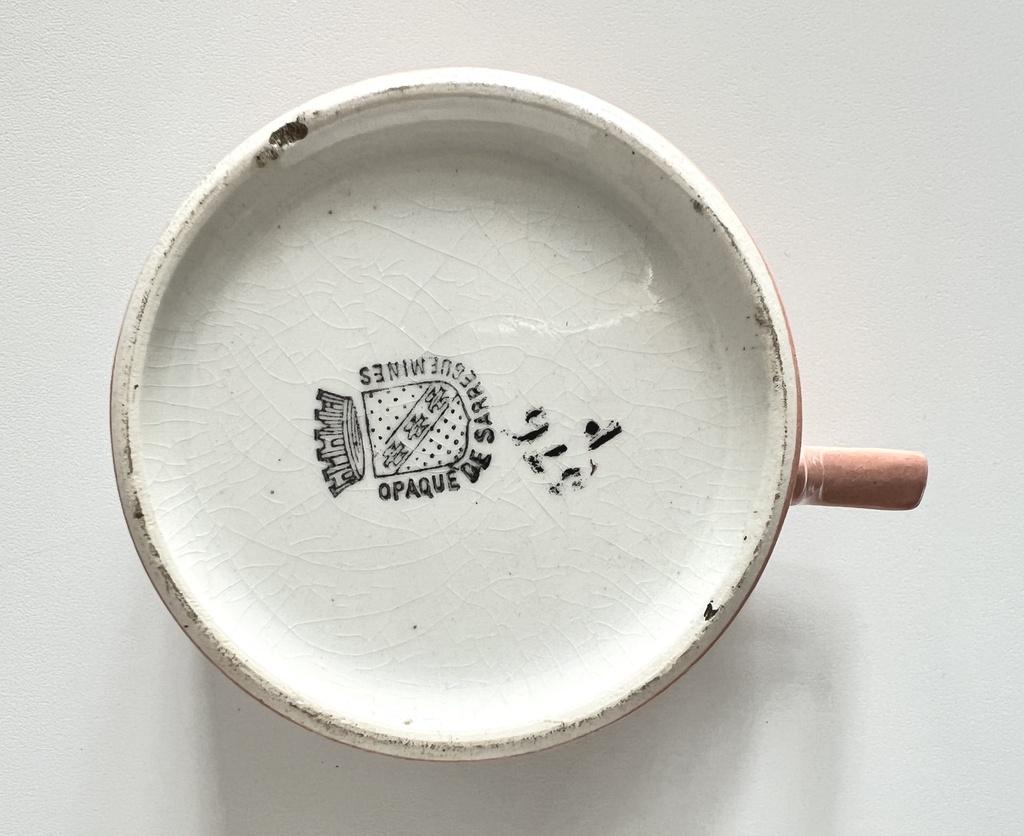 Tasse à chocolat et sous-tasse rose à décor de lion Sarreguemines