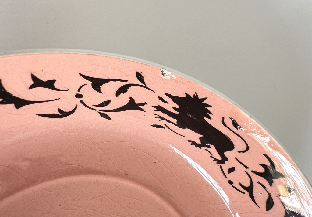 Tasse à chocolat et sous-tasse rose à décor de lion Sarreguemines