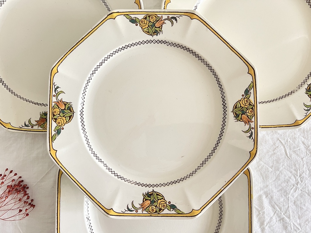 Lot de 4 assiettes plates Boch Art déco (décor 1206)