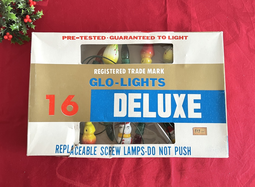 Ancienne guirlande lumineuse avec bonhommes de neige, lampions et oiseaux