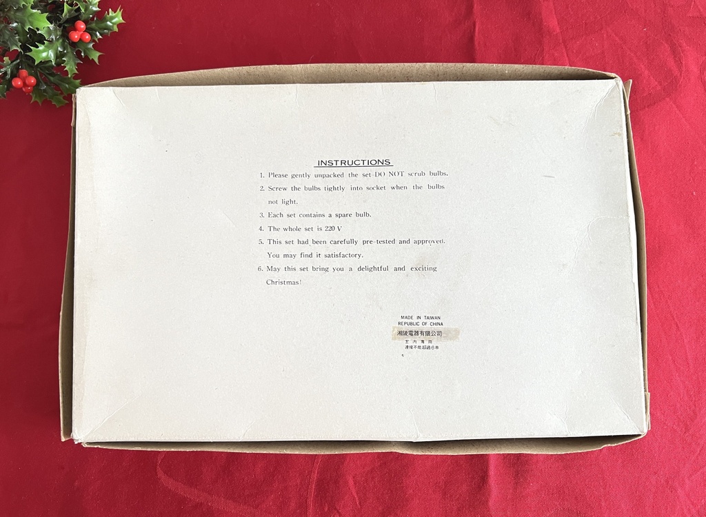 Ancienne guirlande lumineuse avec bonhommes de neige, lampions et oiseaux