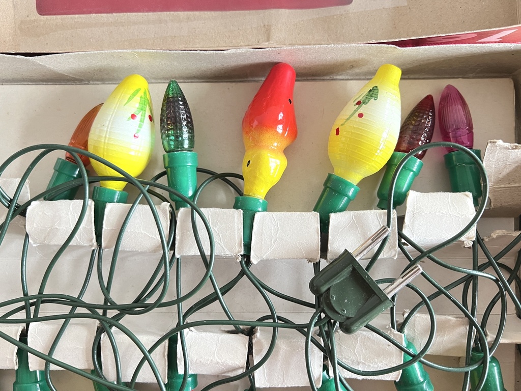 Ancienne guirlande lumineuse avec bonhommes de neige, lampions et oiseaux