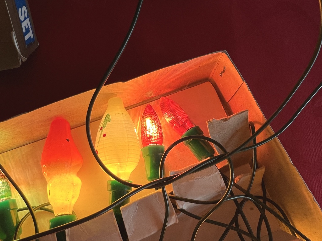 Ancienne guirlande lumineuse avec bonhommes de neige, lampions et oiseaux