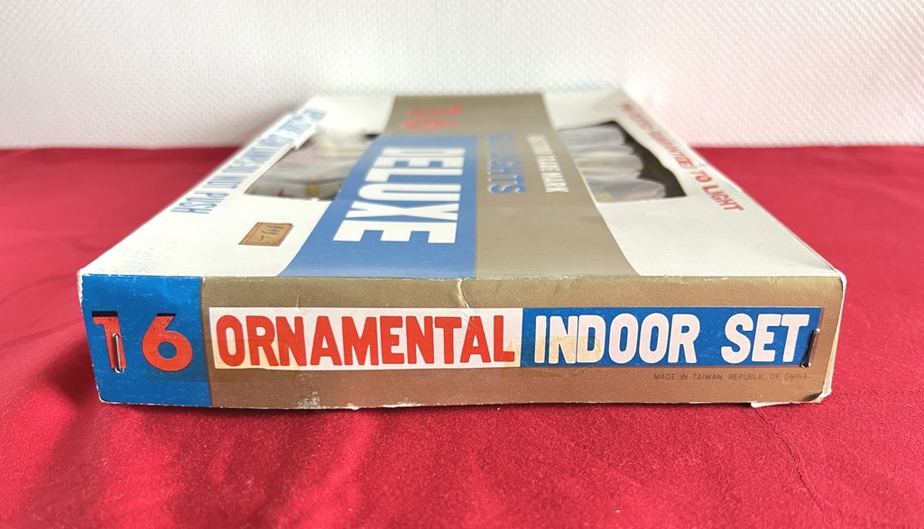 Ancienne guirlande lumineuse avec bonhommes de neige, lampions et oiseaux