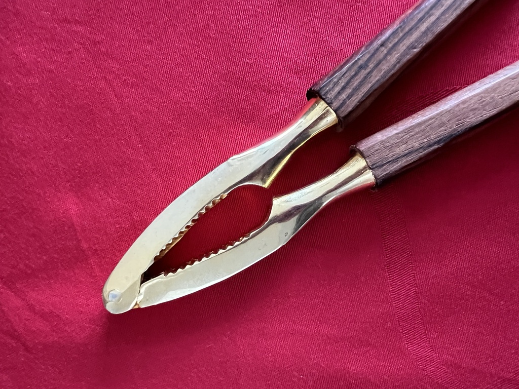 Casse-noix en métal doré et manche en bois