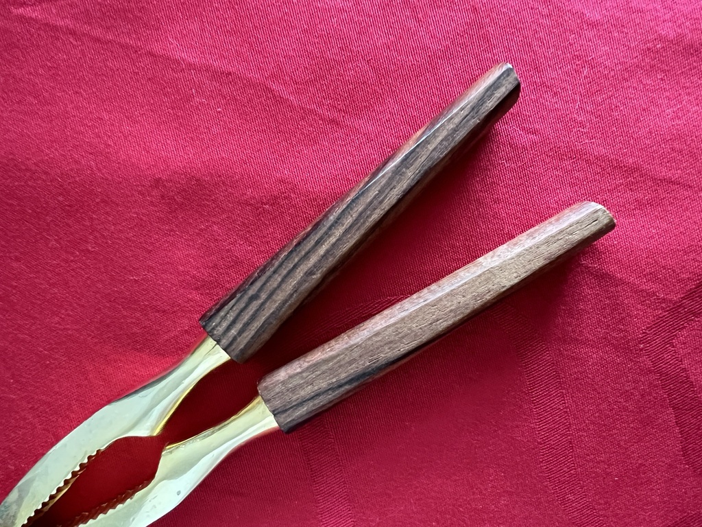 Casse-noix en métal doré et manche en bois