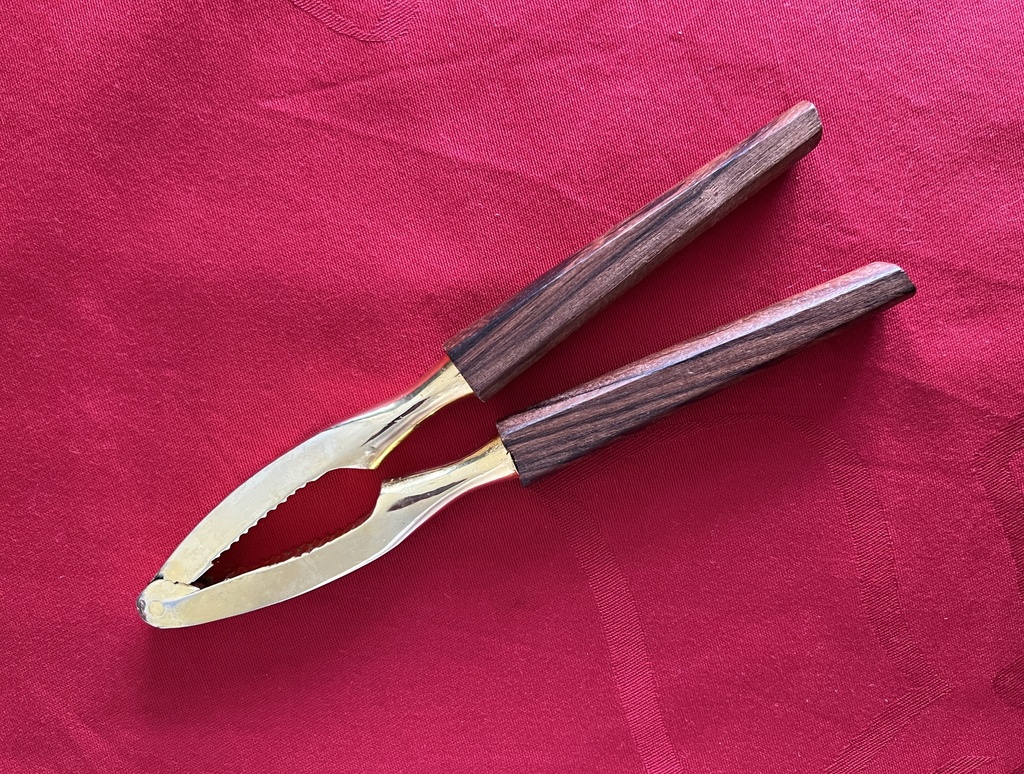 Casse-noix en métal doré et manche en bois