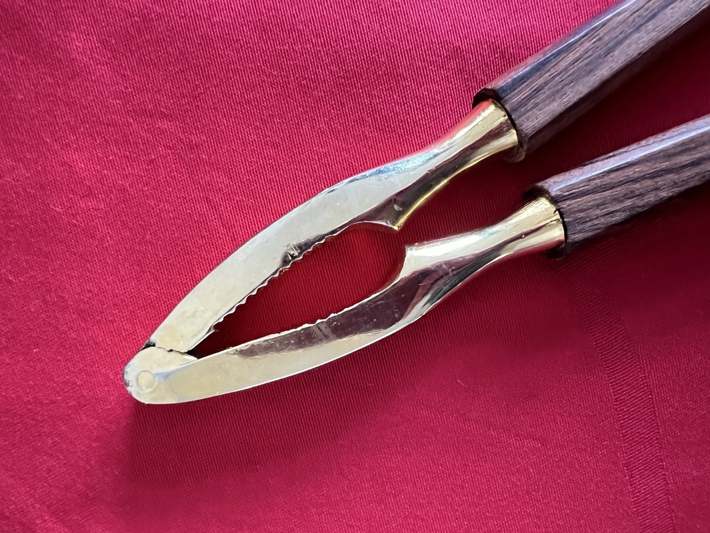 Casse-noix en métal doré et manche en bois