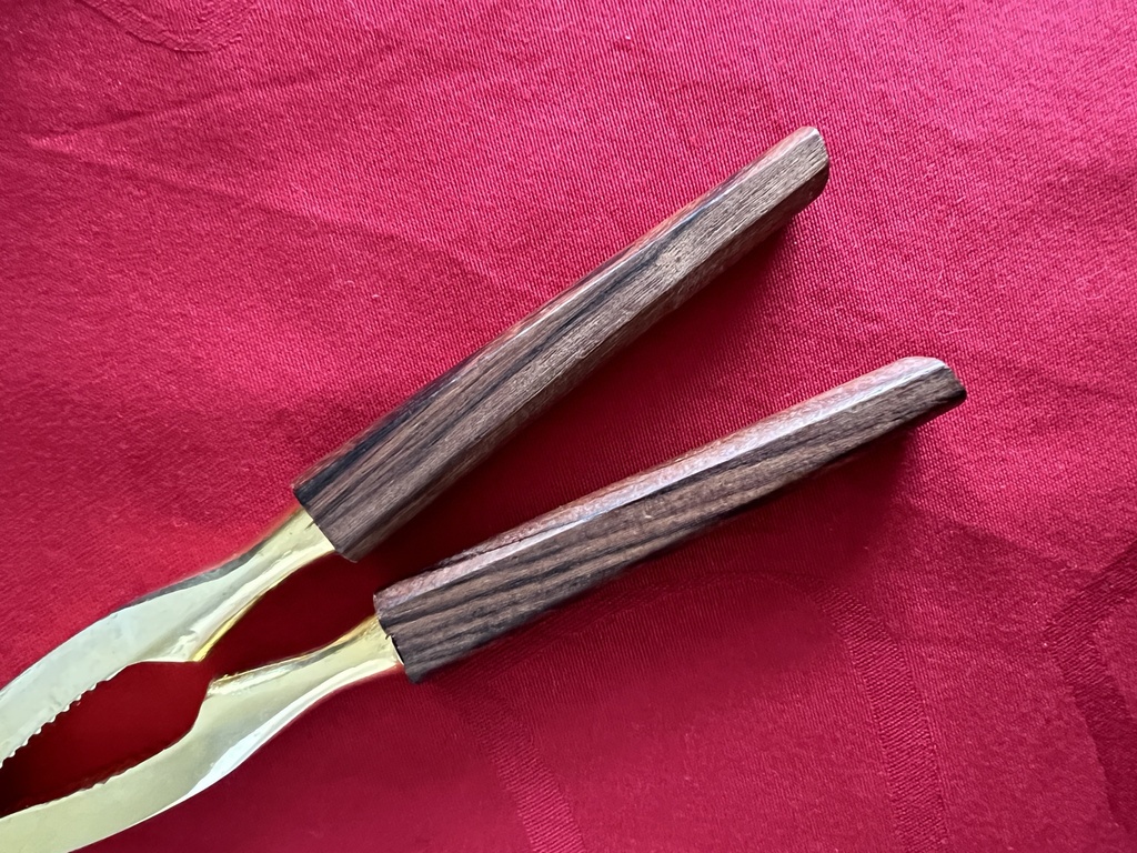 Casse-noix en métal doré et manche en bois