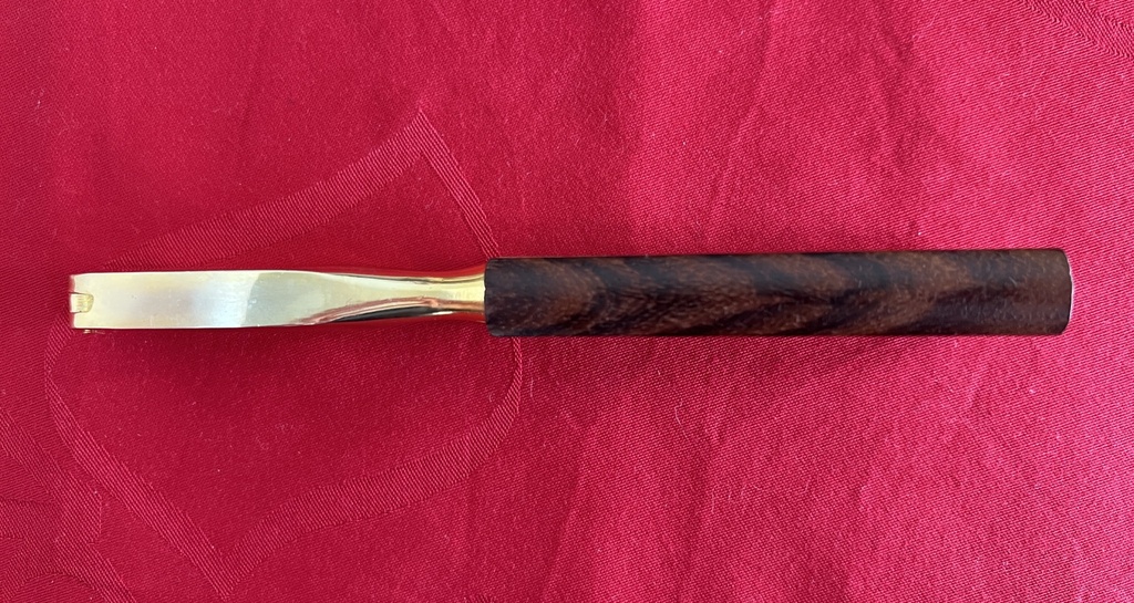 Casse-noix en métal doré et manche en bois