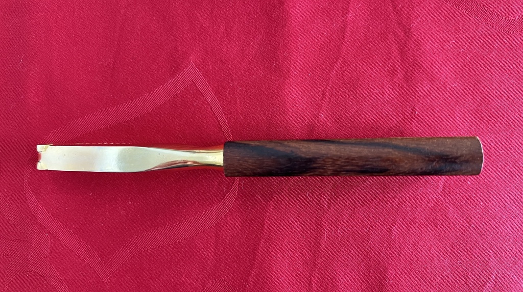 Casse-noix en métal doré et manche en bois