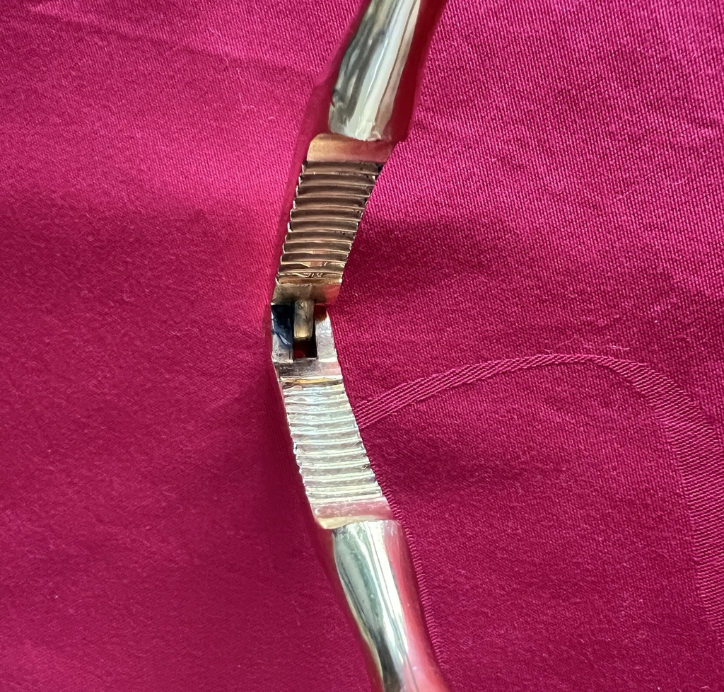 Casse-noix en métal doré et manche en bois