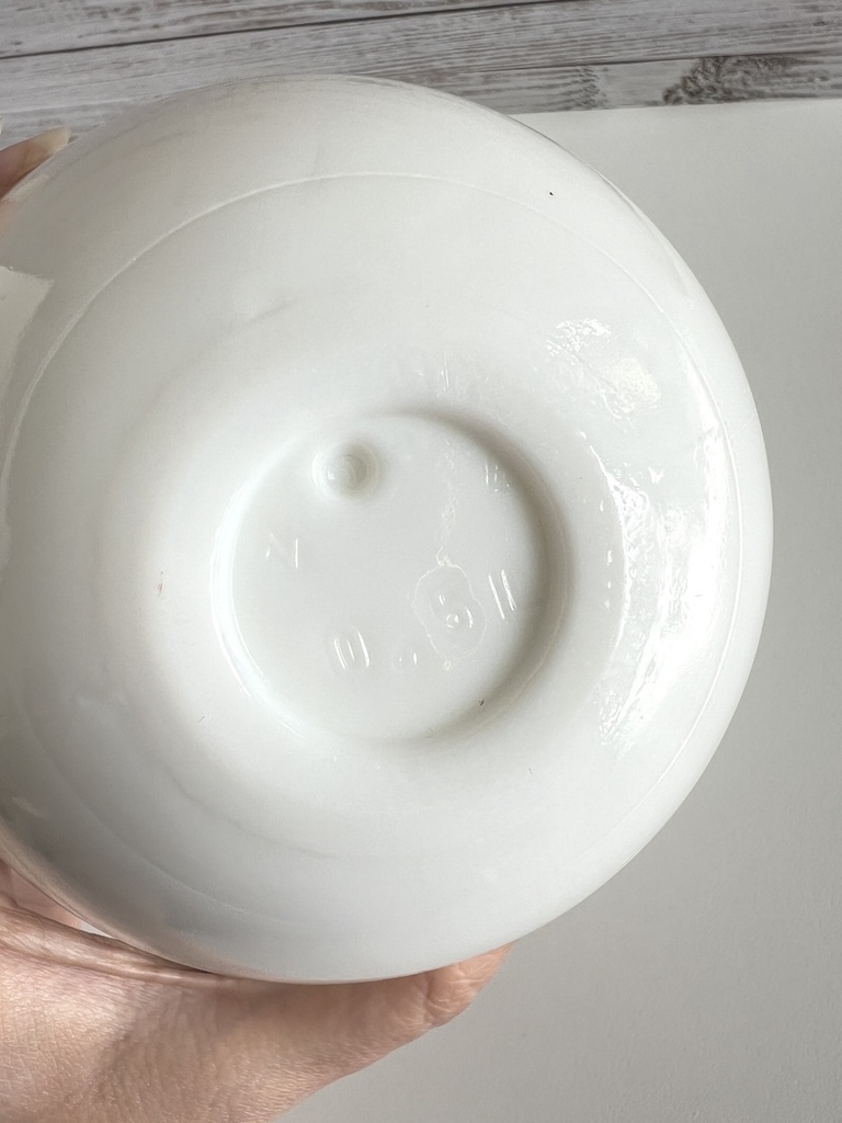 Pot en opaline en forme d'œuf au décor de Pâques marron